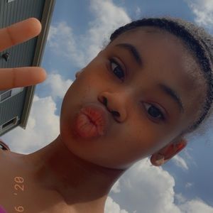 Meet your Posher, Elaina